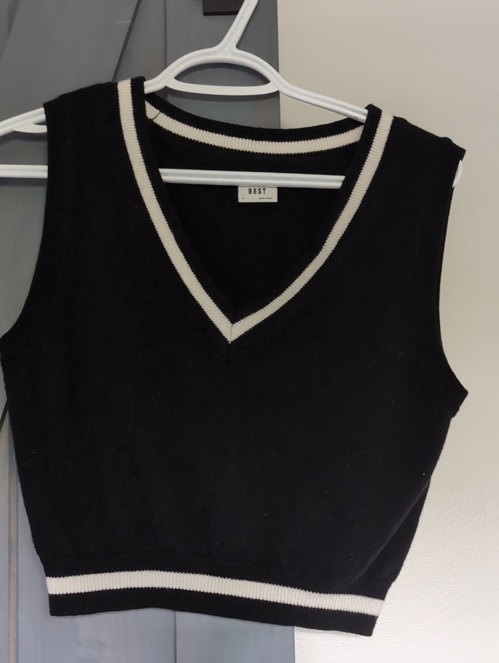 ARITZIA Black Sleeveless V-Neck Knit Top with White Trim